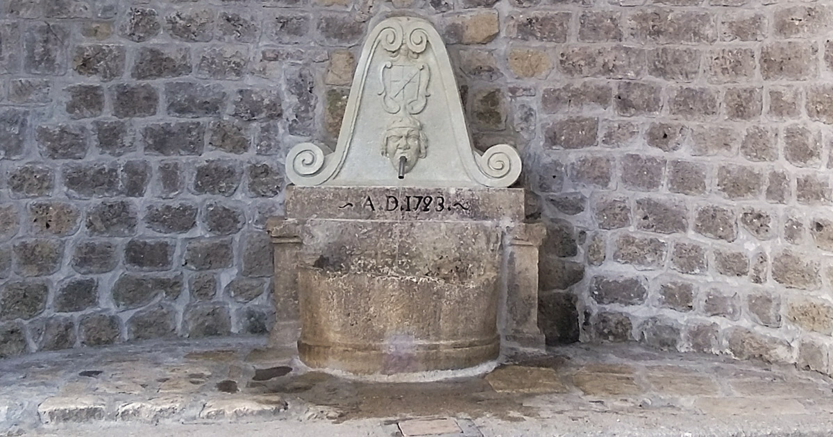Restauro e storia della fontana pozzillo in contrada Santacroce