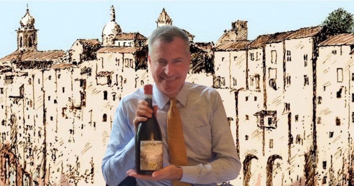 Bill De Blasio mentre regge una bottiglia di vino Mustilli che celebra la sua famiglia e il borgo di origine